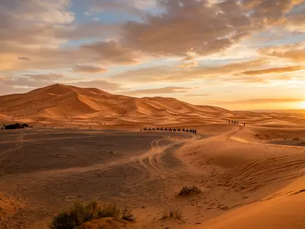 Fotorealistische Panoramaaufnahme von Erg Chebbi Merzouga in Merzouga Marokko, warmes Abendlicht auf Wahrzeichen - Foto: THN