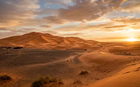 Fotorealistische Panoramaaufnahme von Erg Chebbi Merzouga in Merzouga Marokko, warmes Abendlicht auf Wahrzeichen - Foto: THN