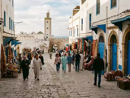 Editorialbild im Reisemagazin-Stil vom Wahrzeichen Essaouira-Medina in Essaouira Marokko, ausgewogene Bildgestaltung und natuerliches Umgebungslicht - Foto: THN