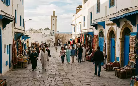 Editorialbild im Reisemagazin-Stil vom Wahrzeichen Essaouira-Medina in Essaouira Marokko, ausgewogene Bildgestaltung und natuerliches Umgebungslicht - Foto: THN