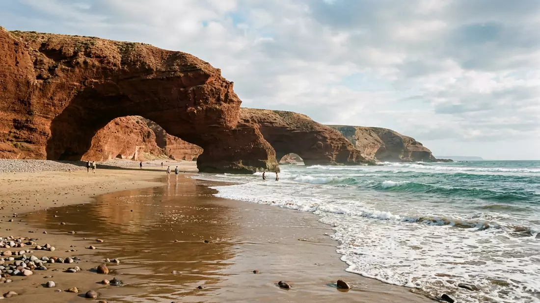 Editorial-Reisemagazinbild vom Wahrzeichen Legzira-Strand in Sidi Ifni, Marokko