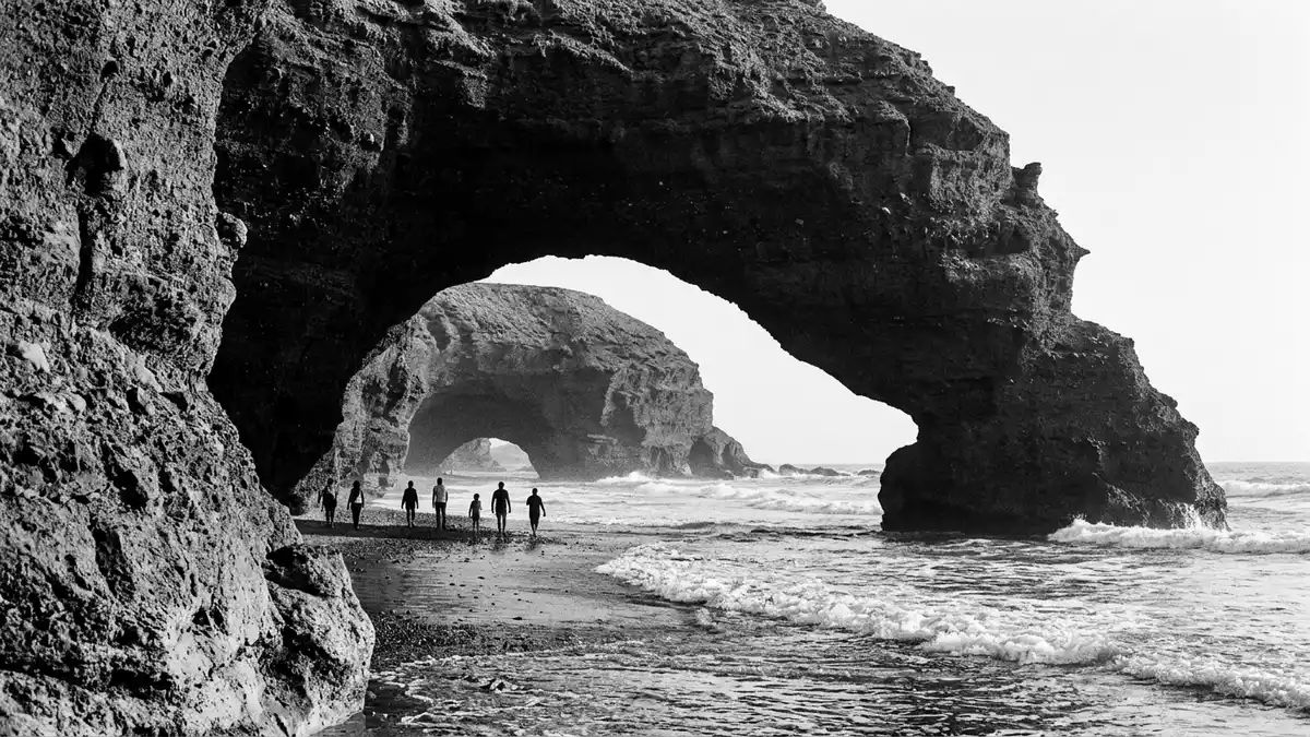 Schwarzweiss-Reportage vom Wahrzeichen Legzira-Strand in Sidi Ifni, Marokko