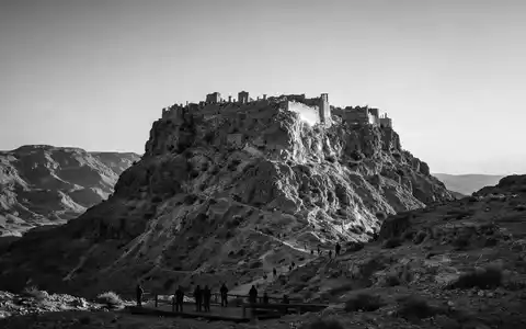 Schwarzweiss-Reportagebild vom Wahrzeichen Masada in Masada Israel, dokumentarische Reisefotografie mit starken Kontrasten - Foto: THN