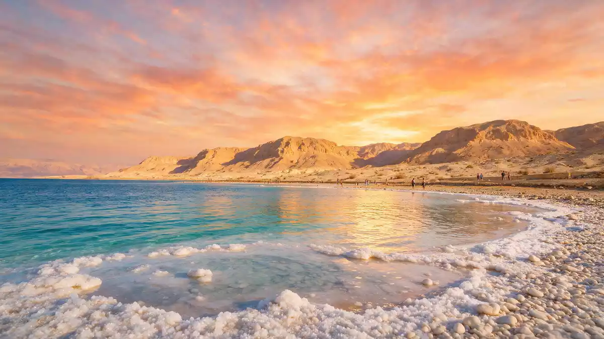 Fotorealistische Ansicht von Totes Meer Israel in En Bokek, Israel im Abendlicht