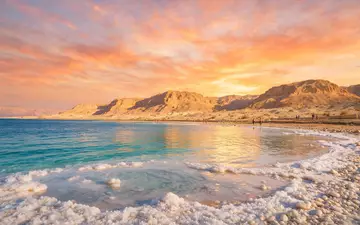 Fotorealistische Panoramaaufnahme von Totes Meer Israel in En Bokek Israel, warmes Abendlicht auf Wahrzeichen - Foto: THN