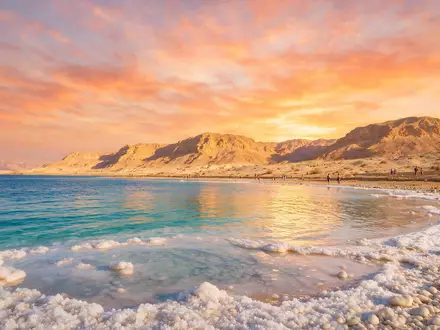 Fotorealistische Panoramaaufnahme von Totes Meer Israel in En Bokek Israel, warmes Abendlicht auf Wahrzeichen - Foto: THN