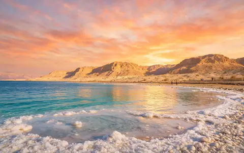 Fotorealistische Panoramaaufnahme von Totes Meer Israel in En Bokek Israel, warmes Abendlicht auf Wahrzeichen - Foto: THN