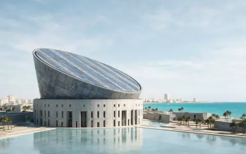 Moderner Architektur-Render zeigt Silhouette von Bibliotheca Alexandrina in Alexandria Ägypten, klare Linien und neutrales Tageslicht - Foto: THN