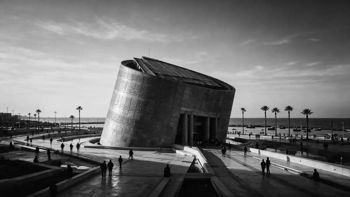Schwarzweiss-Reportage vom Wahrzeichen Bibliotheca Alexandrina in Alexandria, Ägypten