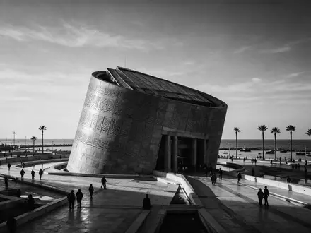 Schwarzweiss-Reportagebild vom Wahrzeichen Bibliotheca Alexandrina in Alexandria Ägypten, dokumentarische Reisefotografie mit starken Kontrasten - Foto: THN