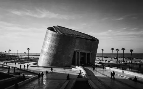 Schwarzweiss-Reportagebild vom Wahrzeichen Bibliotheca Alexandrina in Alexandria Ägypten, dokumentarische Reisefotografie mit starken Kontrasten - Foto: THN
