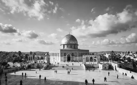 Schwarzweiss-Reportagebild vom Wahrzeichen Felsendom Jerusalem in Jerusalem Israel, dokumentarische Reisefotografie mit starken Kontrasten - Foto: THN