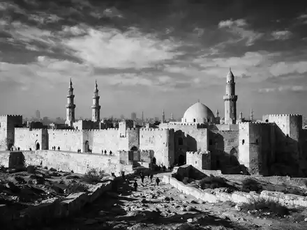 Schwarzweiss-Reportagebild vom Wahrzeichen Zitadelle von Saladin in Kairo Ägypten, dokumentarische Reisefotografie mit starken Kontrasten - Foto: THN