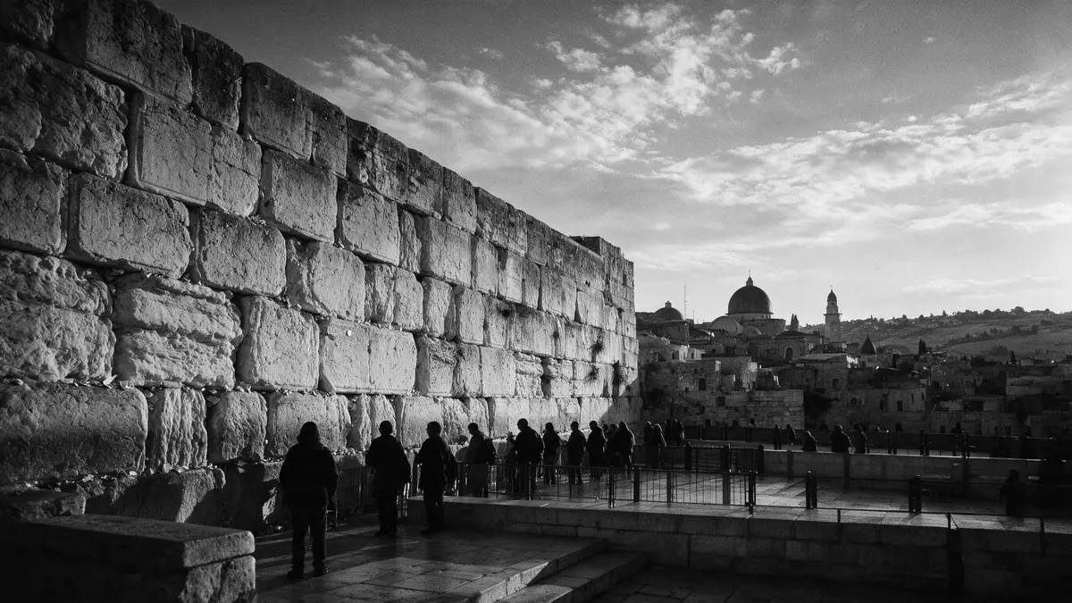 Schwarzweiss-Reportage vom Wahrzeichen Klagemauer Jerusalem in Jerusalem, Israel