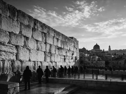 Schwarzweiss-Reportagebild vom Wahrzeichen Klagemauer Jerusalem in Jerusalem Israel, dokumentarische Reisefotografie mit starken Kontrasten - Foto: THN