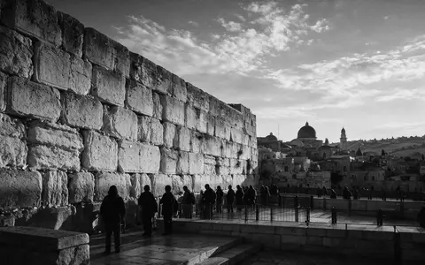 Schwarzweiss-Reportagebild vom Wahrzeichen Klagemauer Jerusalem in Jerusalem Israel, dokumentarische Reisefotografie mit starken Kontrasten - Foto: THN