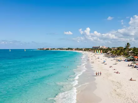 Editorialbild im Reisemagazin-Stil vom Wahrzeichen Varadero in Varadero Kuba, ausgewogene Bildgestaltung und natuerliches Umgebungslicht - Foto: THN
