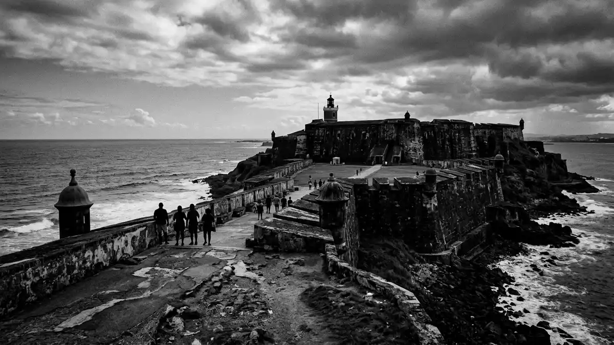 Schwarzweiss-Reportage vom Wahrzeichen Castillo San Felipe del Morro in San Juan, Puerto Rico