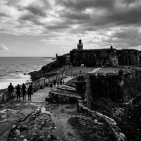 Schwarzweiss-Reportagebild vom Wahrzeichen Castillo San Felipe del Morro in San Juan Puerto Rico, dokumentarische Reisefotografie - Foto: THN