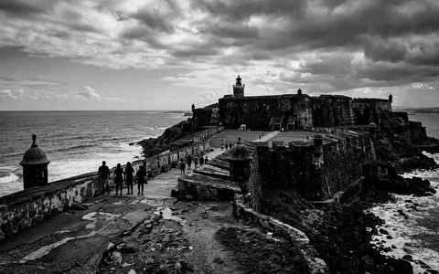 Schwarzweiss-Reportagebild vom Wahrzeichen Castillo San Felipe del Morro in San Juan Puerto Rico, dokumentarische Reisefotografie - Foto: THN