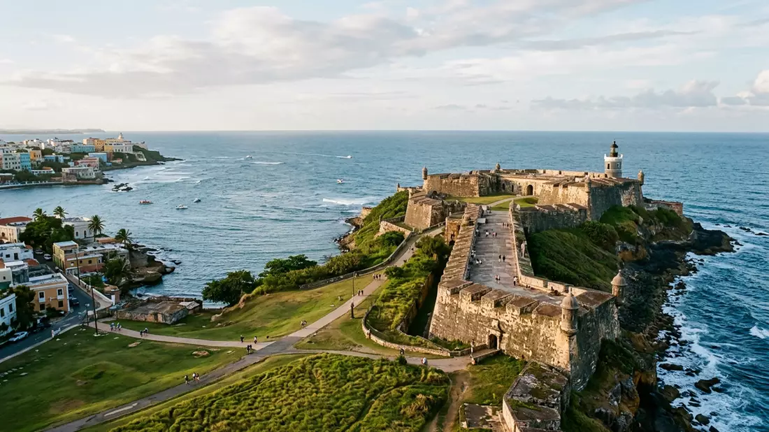 Editorial-Reisemagazinbild vom Wahrzeichen Castillo San Felipe del Morro in San Juan, Puerto…