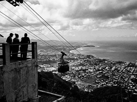 Schwarzweiss-Reportagebild vom Wahrzeichen Puerto Plata Seilbahn in Puerto Plata Dominikanische Republik, dokumentarische Reisefotografie mit starken - Foto: THN