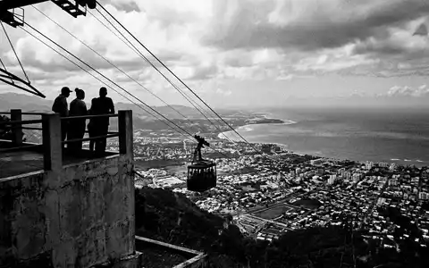Schwarzweiss-Reportagebild vom Wahrzeichen Puerto Plata Seilbahn in Puerto Plata Dominikanische Republik, dokumentarische Reisefotografie mit starken - Foto: THN