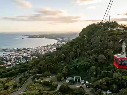 Editorialbild im Reisemagazin-Stil vom Wahrzeichen Puerto Plata Seilbahn in Puerto Plata Dominikanische Republik, ausgewogene Bildgestaltung - Foto: THN