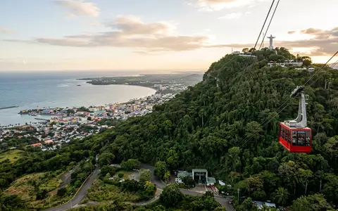 Editorialbild im Reisemagazin-Stil vom Wahrzeichen Puerto Plata Seilbahn in Puerto Plata Dominikanische Republik, ausgewogene Bildgestaltung - Foto: THN
