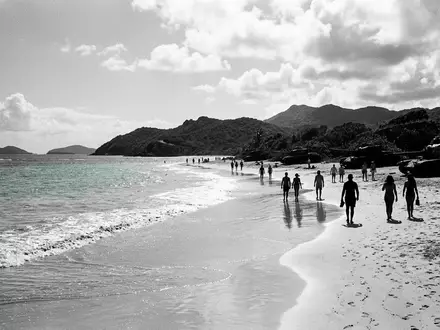 Schwarzweiss-Reportagebild vom Wahrzeichen Flamenco Beach Culebra in Culebra Puerto Rico, dokumentarische Reisefotografie mit starken Kontrasten - Foto: THN