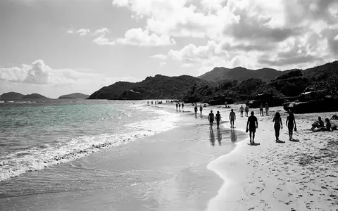 Schwarzweiss-Reportagebild vom Wahrzeichen Flamenco Beach Culebra in Culebra Puerto Rico, dokumentarische Reisefotografie mit starken Kontrasten - Foto: THN