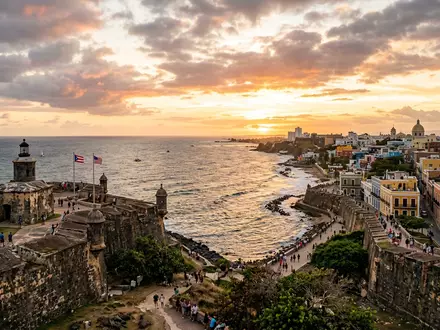 Fotorealistische Panoramaaufnahme von Altstadt San Juan in San Juan Puerto Rico, warmes Abendlicht auf Wahrzeichen - Foto: THN