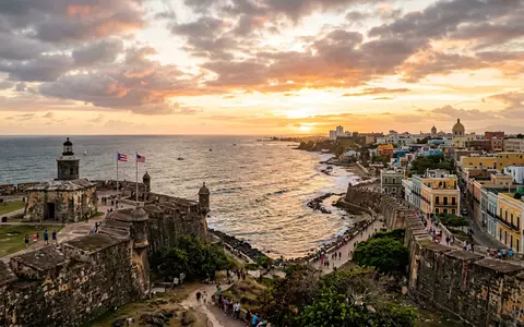 Fotorealistische Panoramaaufnahme von Altstadt San Juan in San Juan Puerto Rico, warmes Abendlicht auf Wahrzeichen - Foto: THN