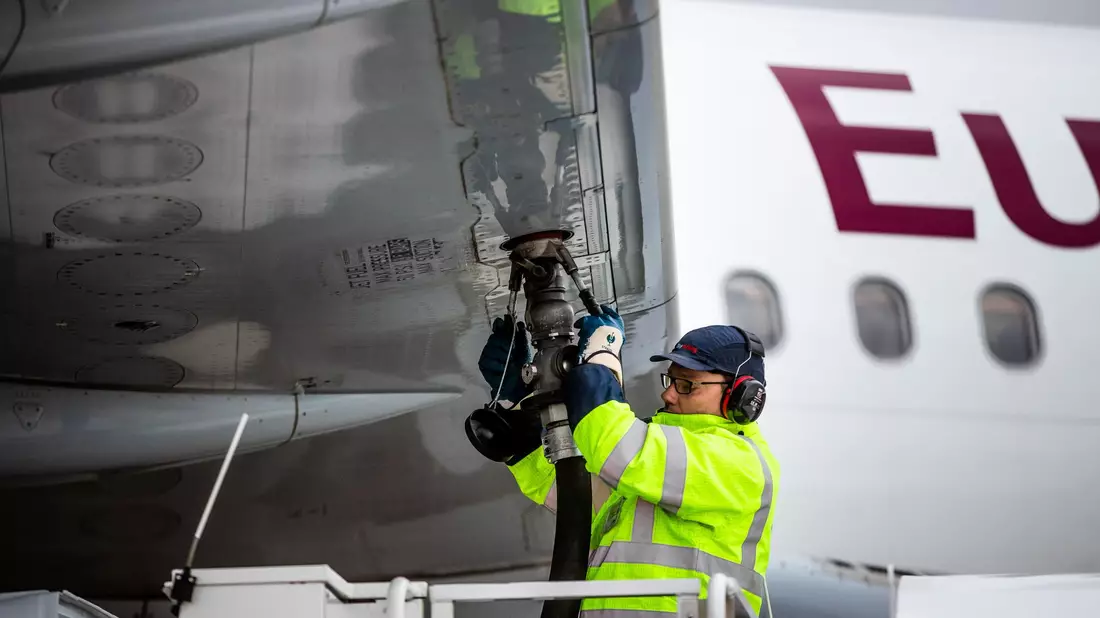 Das Luftfahrtbundesamt soll künftig die Tank-Regeln für Flugzeuge überwachen. (Archivbild)  - Bild: Christoph Schmidt/dpa