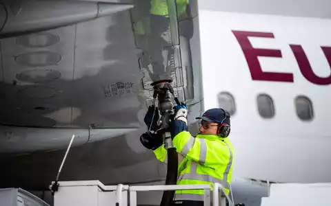 Das Luftfahrtbundesamt soll künftig die Tank-Regeln für Flugzeuge überwachen. (Archivbild)  - Foto: Christoph Schmidt/dpa