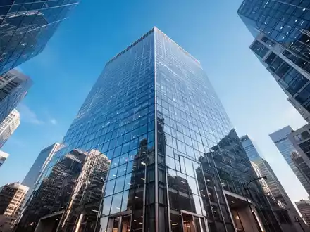 Moderne Glasfassade eines Wolkenkratzers im Finanzviertel bei blauem Himmel - Foto: über boerse-global.de