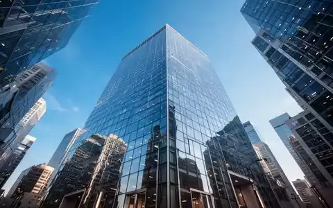 Moderne Glasfassade eines Wolkenkratzers im Finanzviertel bei blauem Himmel - Foto: über boerse-global.de