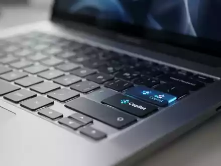 Nahaufnahme einer modernen Laptop-Tastatur mit Fokus auf die dedizierte Copilot-Taste. - Foto: über boerse-global.de