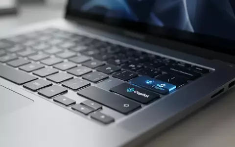 Nahaufnahme einer modernen Laptop-Tastatur mit Fokus auf die dedizierte Copilot-Taste. - Foto: über boerse-global.de
