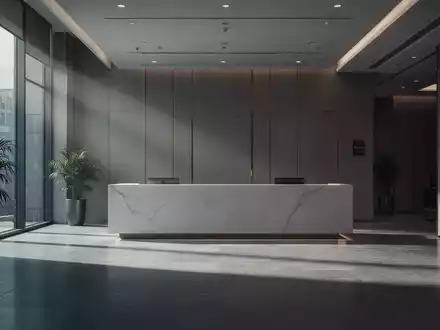 Leere Hotelrezeption in einem modernen, minimalistischen Hotelgebäude nach einer Unternehmensübernahme. - Foto: über boerse-global.de