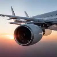 Ein modernes Verkehrsflugzeug vor einem sonnigen Himmel symbolisiert die Dekarbonisierung des Luftverkehrs. - Foto: über boerse-global.de