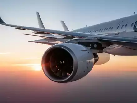 Ein modernes Verkehrsflugzeug vor einem sonnigen Himmel symbolisiert die Dekarbonisierung des Luftverkehrs. - Foto: über boerse-global.de