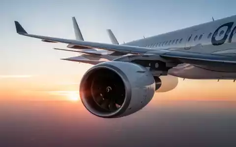 Ein modernes Verkehrsflugzeug vor einem sonnigen Himmel symbolisiert die Dekarbonisierung des Luftverkehrs. - Foto: über boerse-global.de