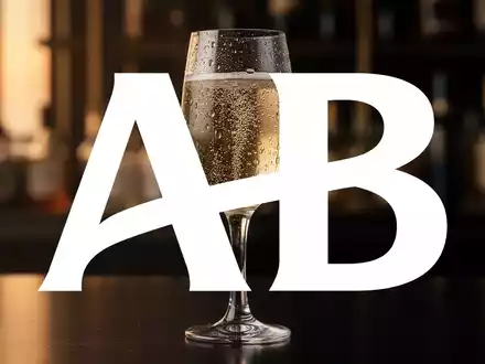 Ein elegantes Glas mit einem alkoholfreien Erfrischungsgetränk vor einem unscharfen, atmosphärischen Hintergrund. - Foto: über boerse-global.de