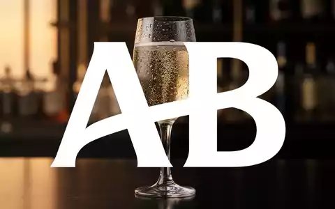 Ein elegantes Glas mit einem alkoholfreien Erfrischungsgetränk vor einem unscharfen, atmosphärischen Hintergrund. - Foto: über boerse-global.de