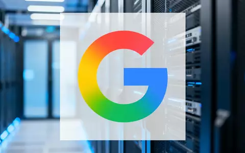 Abstrakte Darstellung einer modernen Cloud-Infrastruktur mit blau beleuchteten Server-Racks in einem Rechenzentrum. - Foto: über boerse-global.de