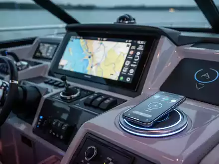 Modernes Luxus-Boot-Cockpit mit digitalem Navigationsdisplay und per drahtloser Schnittstelle verbundenem Smartphone. - Foto: über boerse-global.de