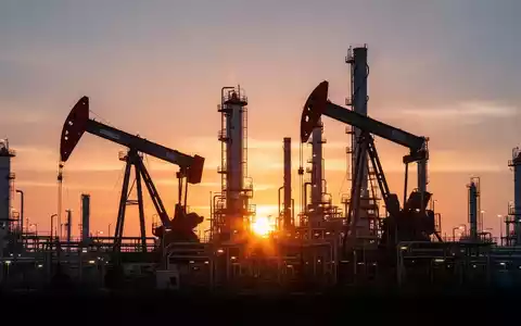 Moderne Ölraffinerie bei Sonnenaufgang als Symbol für Energieunternehmen und Dividendenwerte. - Foto: über boerse-global.de