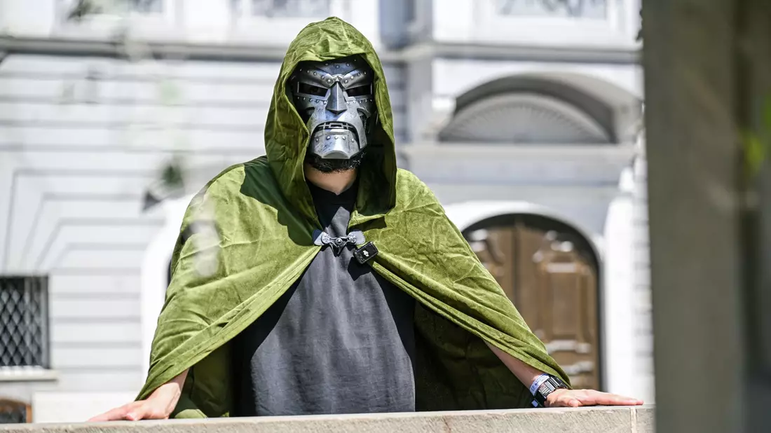 Oberbürgermeister Jan Rothenbacher wirbt als Bösewicht «Doctor Doom» dafür, dass der nächste Marvel-Film in Memmingen Premiere feiert. - Bild: Jason Tschepljakow/dpa