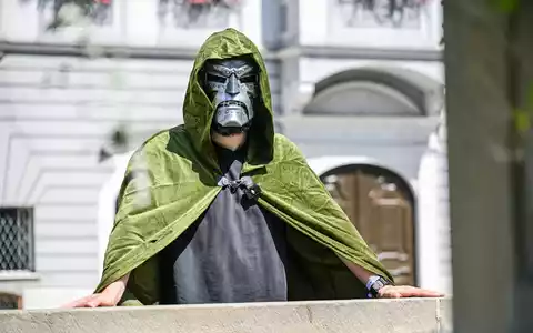 Oberbürgermeister Jan Rothenbacher wirbt als Bösewicht «Doctor Doom» dafür, dass der nächste Marvel-Film in Memmingen Premiere feiert. - Foto: Jason Tschepljakow/dpa